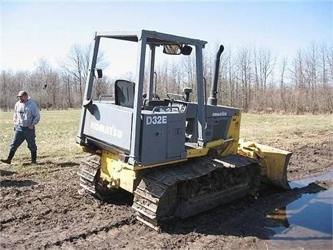 Tractores Sobre Orugas Komatsu D32E  usada a la venta Ref.: 1366302069857815 No. 3