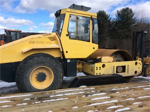 Compactadora Vibratoria Bomag BW211D