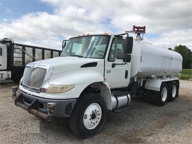 Truck With Tank Container International 4400