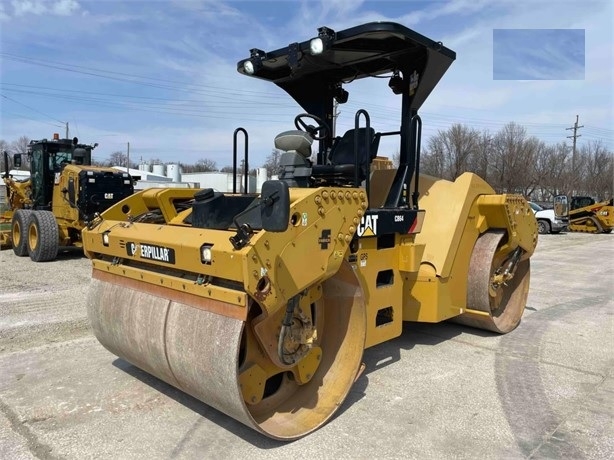 Compactadora Vibratoria Caterpillar CB64