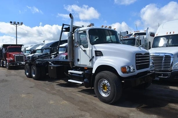 Off Road Truck Mack CV713