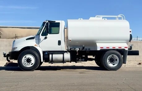 Truck With Tank Container INTERNATIONAL 4300