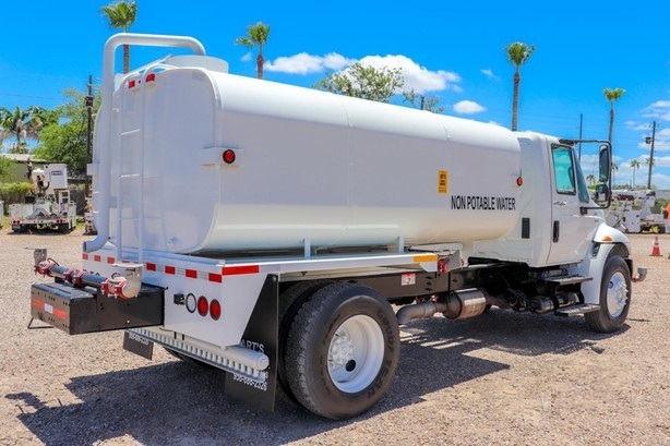 TRUCK WITH TANK CONTAINER / INTERNATIONAL / 4300 